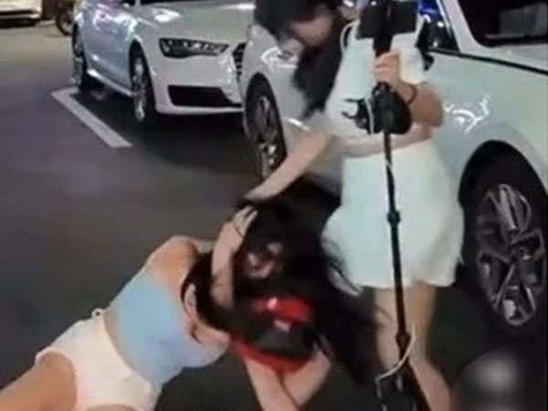 Hai nữ streamer đánh nhau túi bụi trên sóng trực tiếp, chấn động mạng xã hội