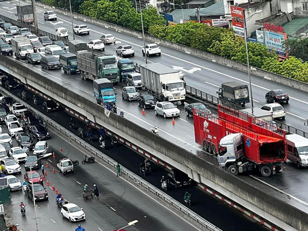 Xe đầu kéo mất lái, tông thẳng vào lan can đường Vành đai 3 trên cao