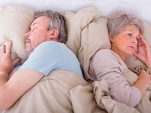 Vì sao vợ chồng cứ đến 50 tuổi là tách ra ngủ riêng?