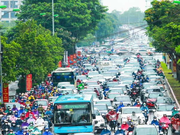 Hà Nội đón 'mưa vàng' giải nhiệt, nhiều tuyến phố ùn tắc