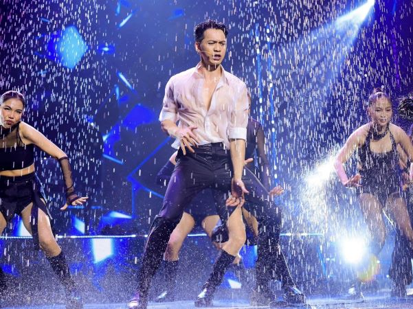Chủ tịch nghìn tỷ nhảy dưới mưa và câu hỏi hot nhất mạng xã hội