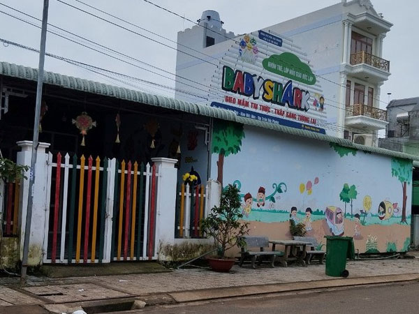 Tắm ở cơ sở giữ trẻ, bé gái 2 tuổi cắm đầu vào thùng nước, tử vong