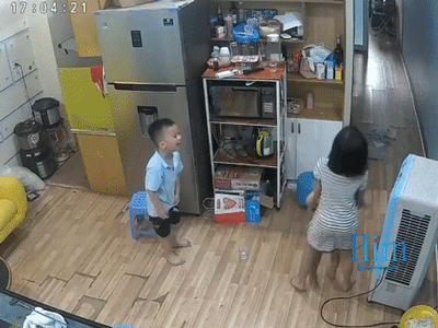 Chị gái có hành động xử trí cực thông minh khi em út hóc dị vật, bố mẹ xem lại camera mà mát lòng mát dạ