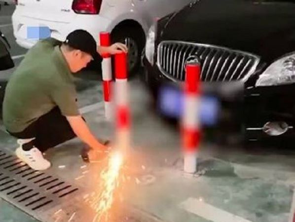 Bức xúc vì bị chiếm chỗ đỗ, người đàn ông hàn luôn cọc sắt 'giam' xe lạ