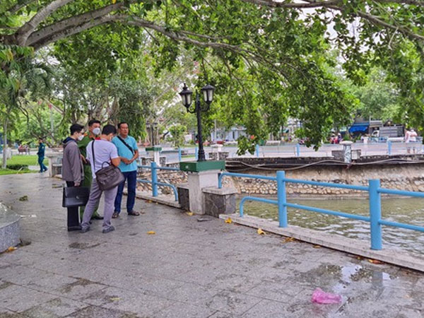 Kinh hãi phát hiện thi thể nữ giới phân hủy dưới hồ ở công viên