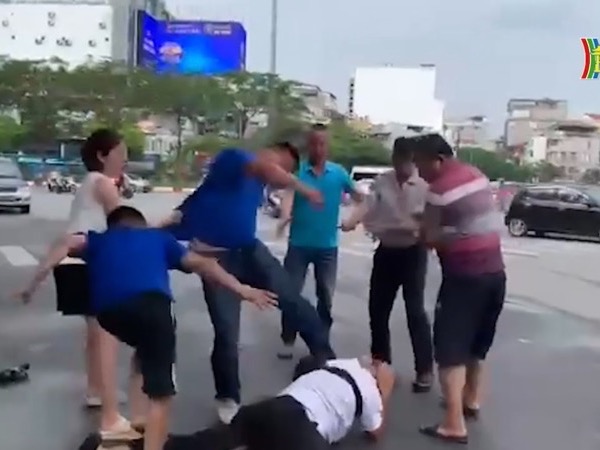 Điều tra vụ phóng viên Đài truyền hình Hà Nội bị đánh nằm gục trên đường