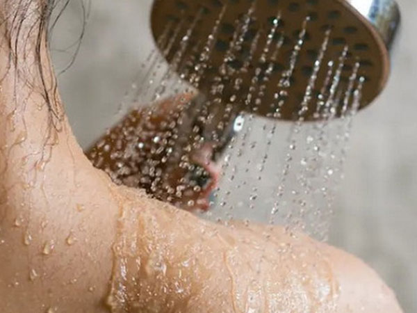 Đang tắm bị tắc cống sẽ thật bực mình, hãy nhớ những cách đơn giản hiệu quả này để dùng khi cần