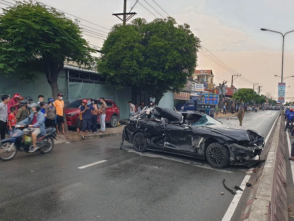 'Xế hộp' tông hàng loạt xe máy, hất văng người đi đường lên vỉa hè: Tài xế có nồng độ cồn, 1 người chết não