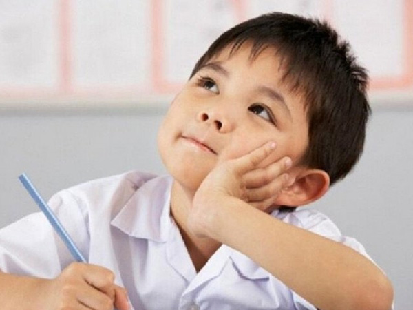 Thấy họ tên của học sinh quá độc lạ, cô giáo càng bất ngờ khi biết tên của người mẹ