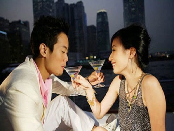 Vợ trẻ nước mắt ngắn dài thú nhận chuyện ngoại tình, lý do giữ chân trai đẹp khiến chồng sốc nặng