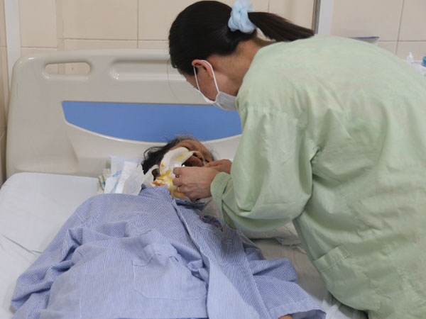 Ăn thực dưỡng chữa ung thư, khối u 'nở' như súp lơ che kín miệng