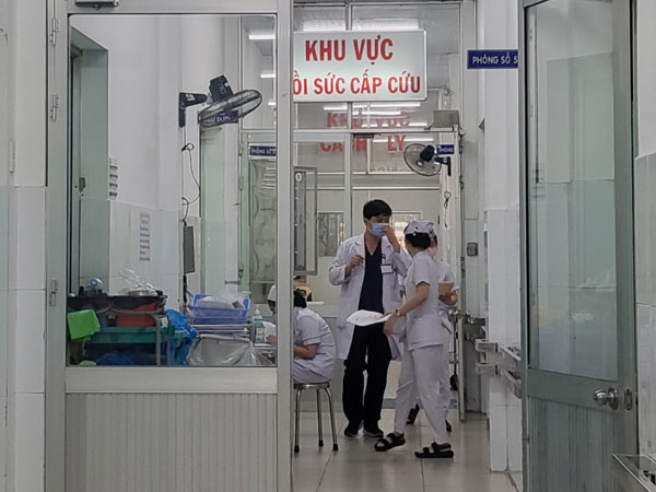 Vụ cả nhà nhập viện sau bữa ăn: Cha đã mất, mẹ đang nguy kịch