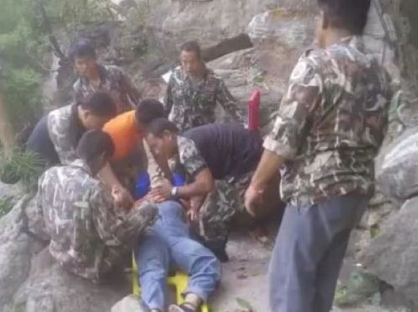 Chồng rủ đi du lịch rồi đẩy vợ đang mang thai xuống vách núi vì lý do rợn người