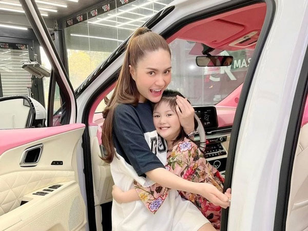 Con gái được lên lớp 2, chồng Đoàn Di Băng thưởng một xe hơi mui trần