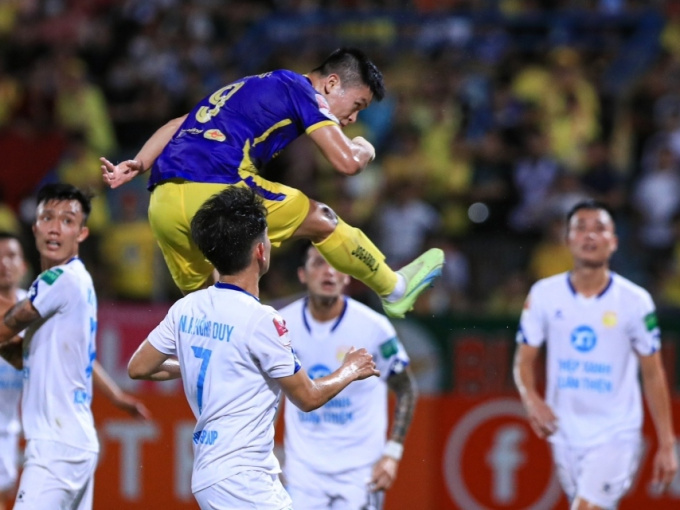 Hà Nội FC và Nam Định cùng 'lĩnh án' kỷ luật từ VFF vì pháo sáng