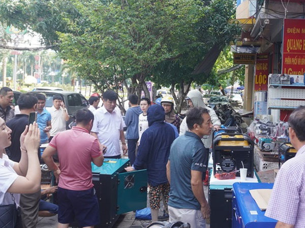 Mất điện triền miên, người dân đổ xô đi mua máy phát điện