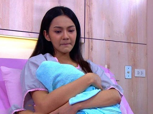 Cuống cuồng vì con sốt, mẹ chồng còn mắng một câu khiến tôi uất ức bật khóc
