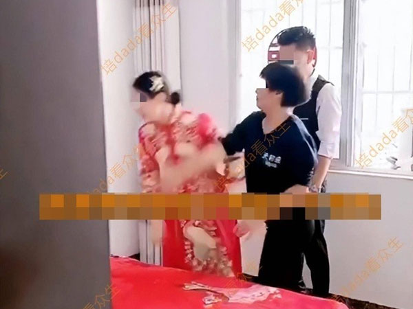 Vừa cưới xong, cô dâu thú nhận không thể sinh con, bị mẹ chồng quát: 'Gà mái không biết đẻ trứng mà đòi 660 triệu?'