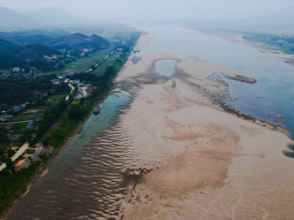 Hạ lưu sông Đà trơ đáy, thuyền bè và cá nuôi lồng mắc cạn