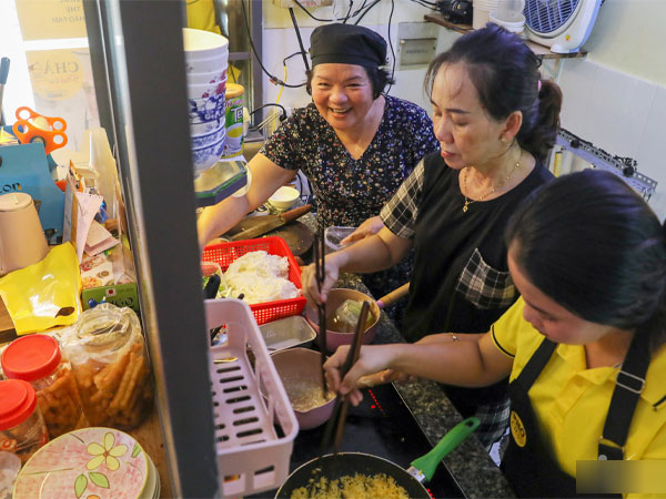 Hàng phở Michelin ở TP.HCM: Chật hẹp, thẩm mỹ kém, giá bán cao