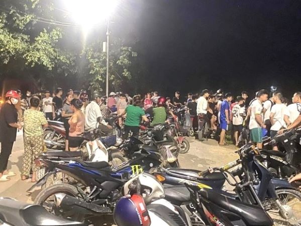 Lên cơn cuồng ghen, chồng đâm vợ nguy kịch rồi phóng hỏa đốt nhà hàng xóm
