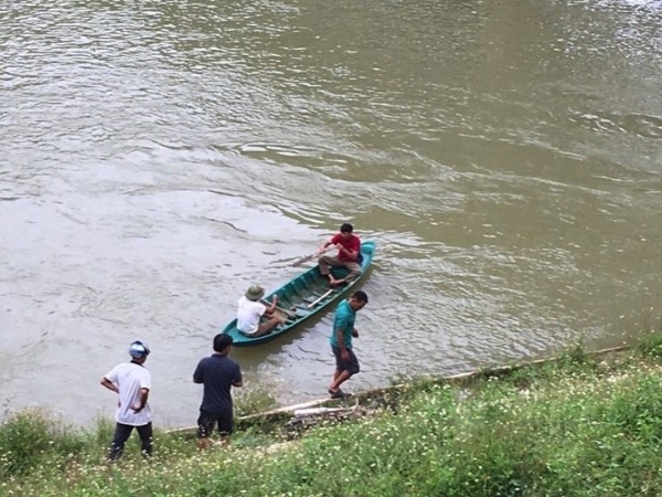 Vụ đâm vợ, đốt nhà hàng xóm rồi lao xe xuống sông tự tử: Có thông tin nghi phạm đã bò lên bờ