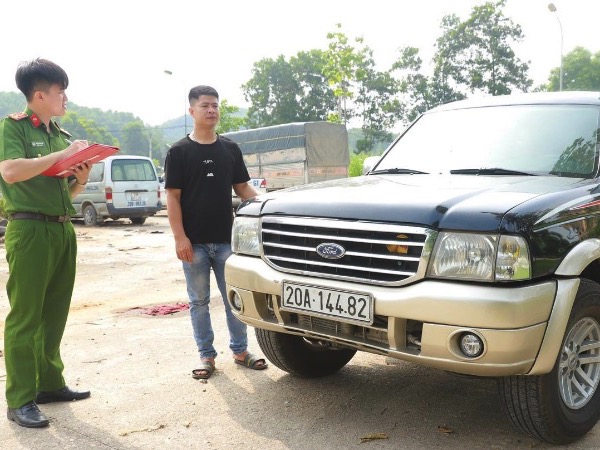 Dùng xe đặc chủng truy đuổi thanh niên điều khiển xe tông cảnh sát