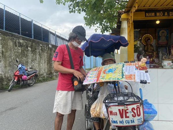 Người đàn ông nuôi mẹ của bạn thân ở TP Thủ Đức: Đút ăn, thay tã, tắm rửa không ngại việc gì
