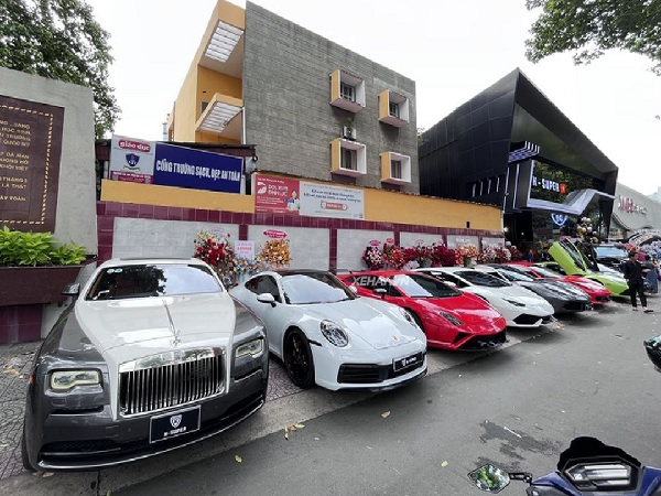 Dàn siêu xe trăm tỷ xếp hàng tại showroom mới của Phan Công Khanh