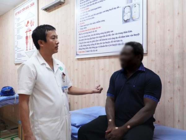 Bệnh nhân nước ngoài bị liệt 2 chân 8 năm, sang Việt Nam điều trị thành công