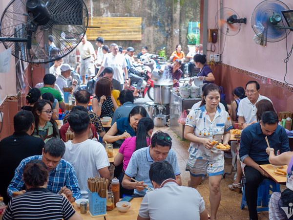 Phở Michelin ở Hà Nội, khách xếp hàng chờ, tự bê và ngồi vỉa hè thưởng thức