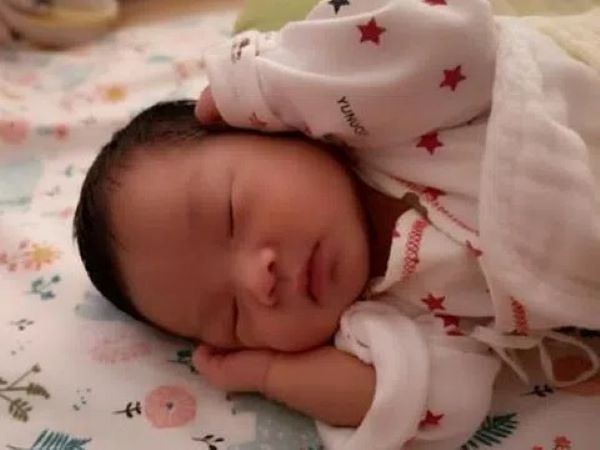 Mẹ bỉm ôm con co ro nằm nền đất vì mẹ chồng đuổi không cho nằm giường, sợ cháu đái ướt