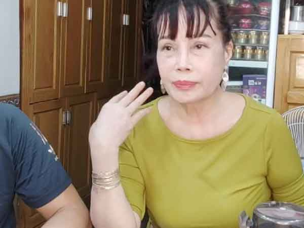 Cô dâu Thu Sao gây chú ý khi lộ diện nhan sắc thật qua livestream cạnh chồng trẻ, dân mạng bàn tán xôn xao