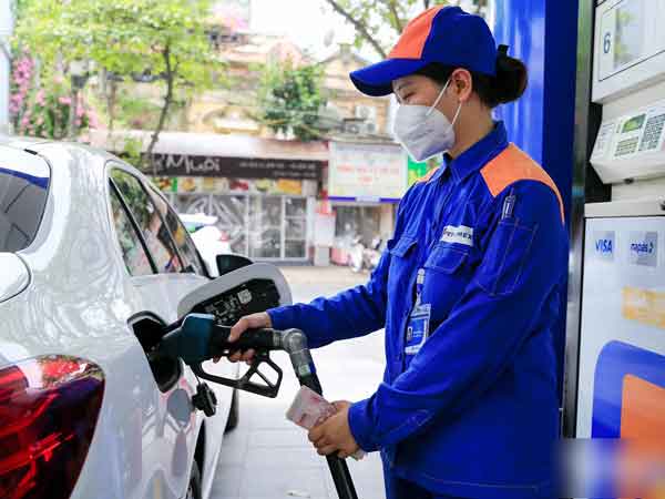 Giá xăng trong nước ngày mai ra sao?