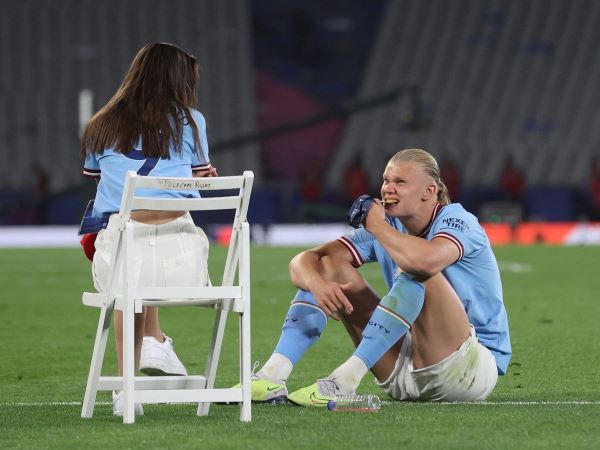 Haaland ăn mừng vô địch Champions League cùng bạn gái xinh đẹp
