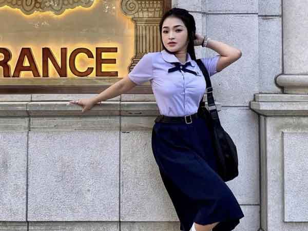 Xuất hiện hot girl mặc đồng phục kín đáo, vẫn khoe đường cong tưng bừng