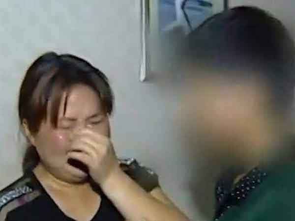 Mẹ đơn thân vất vả nuôi con 8 năm, nào ngờ người bố giàu có vừa xuất hiện, con trai lập tức bỏ mẹ