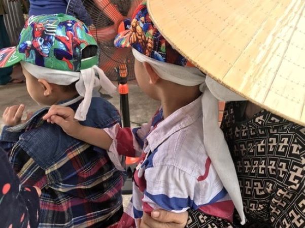 Xót thương hai trẻ mồ côi sau cơn cuồng ghen của người cha