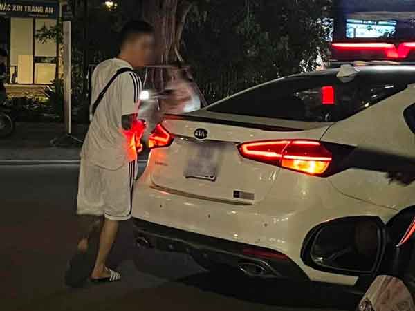 Người phụ nữ giúp đỡ nam sinh viên sau va chạm với ô tô