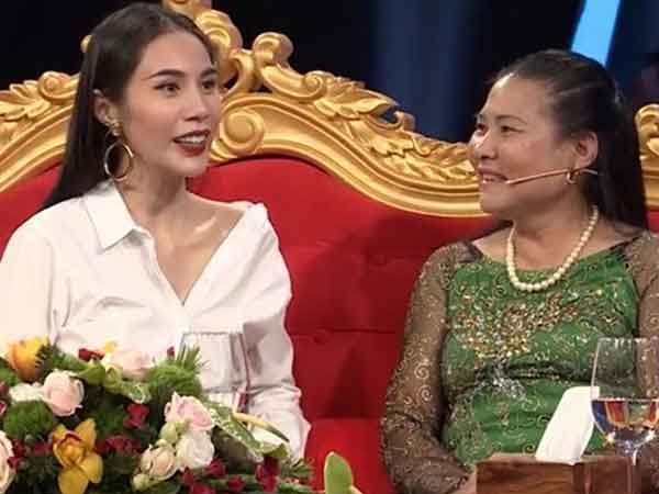Mẹ chồng khóc, dân làng ầm ầm kéo đến hỏi tin vợ chồng Thủy Tiên ly hôn, giờ sống sướng trong biệt thự đắt giá
