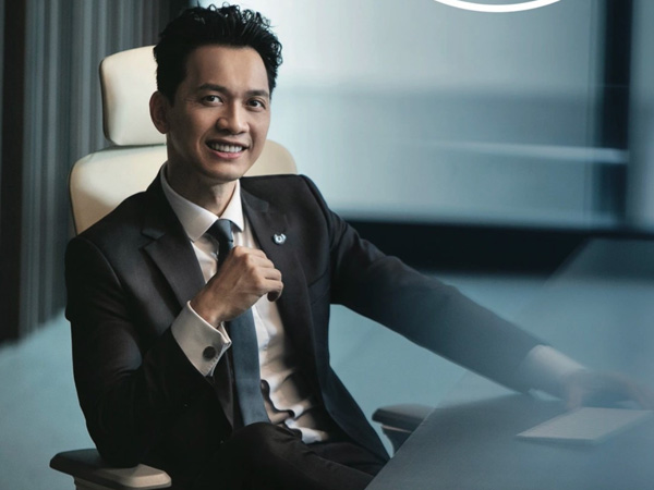 Sau màn biểu diễn dưới mưa, Chủ tịch ACB Trần Hùng Huy nhận thêm trăm tỷ