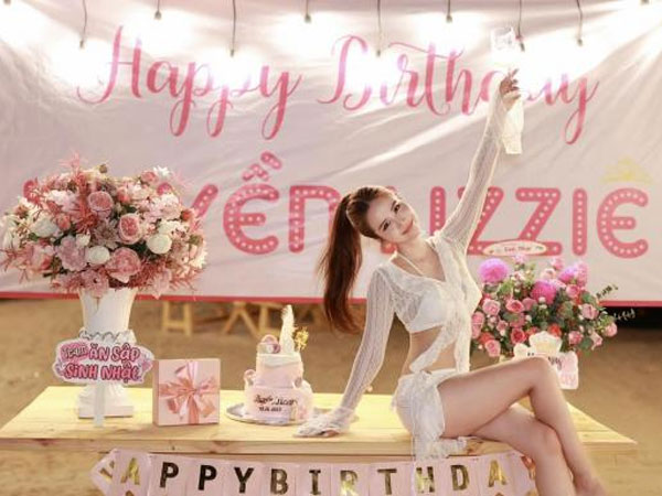 Huyền Lizzie diện set đồ gợi cảm, đón sinh nhật bên Đình Tú và hội bạn thân nổi tiếng