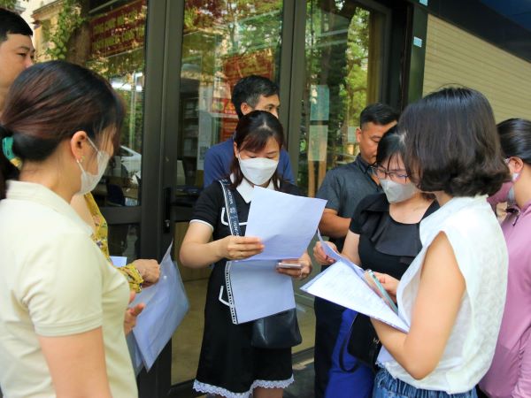 Vụ đề thi ở Hà Nội bị in mờ: Phụ huynh kéo nhau lên Sở GD-ĐT đòi điểm cho con