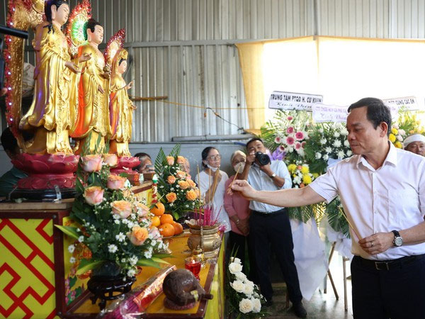 Phó Thủ tướng Trần Lưu Quang thăm, viếng các nạn nhân vụ nổ súng tại Đắk Lắk