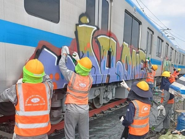 Người nước ngoài vẽ bậy lên tàu metro ở Thủ Đức