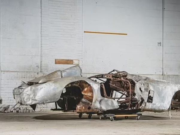 Xác xe Ferrari bị cháy cách đây 60 năm bán đấu giá 1,5 triệu USD