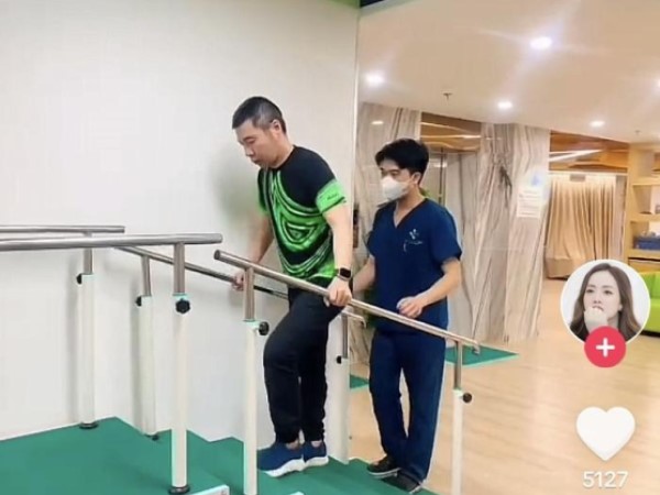 NSND Công Lý cố gắng tập luyện mỗi ngày, sức khỏe tiến triển tốt sau bạo bệnh