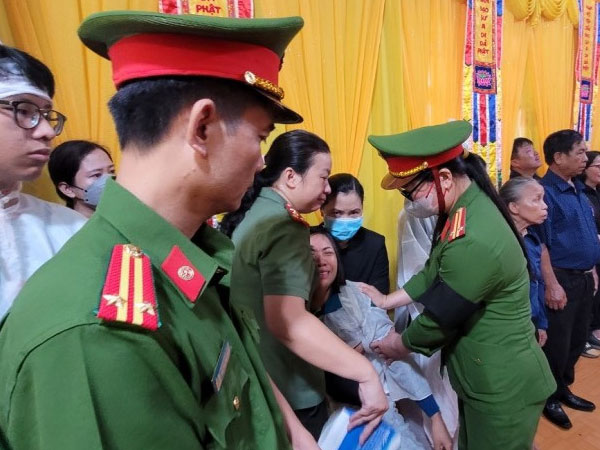 Nghẹn ngào tiễn biệt 4 cán bộ chiến sĩ công an xã hy sinh khi làm nhiệm vụ