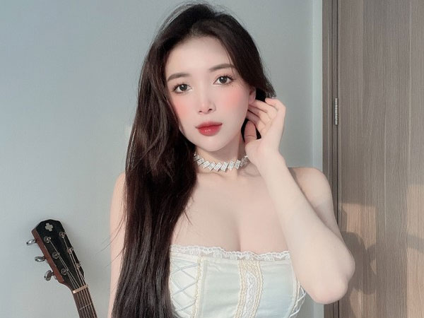 Hot girl 10x Hà thành da trắng phát sáng, đẹp tựa nàng thơ