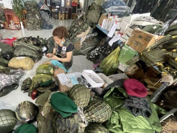 Phát hiện nhiều bộ quân phục lạ ở Kon Tum